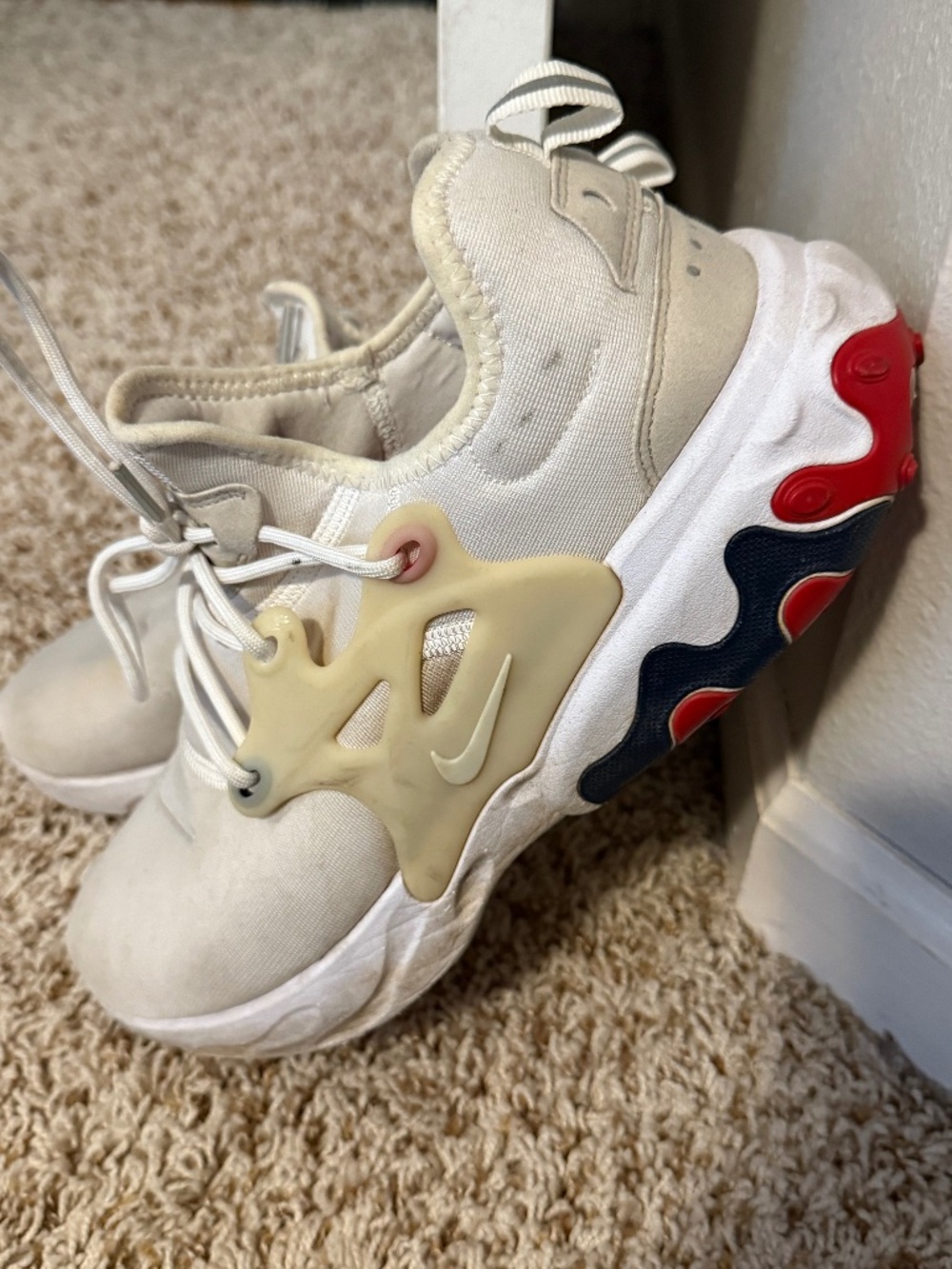Tennis shoes